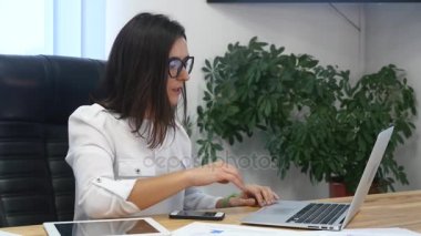 Dizüstü bilgisayarı olan bir iş kadını.