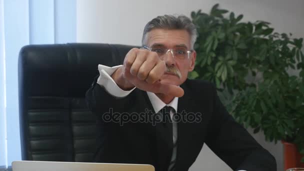 Triest zakenman maken een Go Down handgebaar wijst met een vinger-teken — Stockvideo