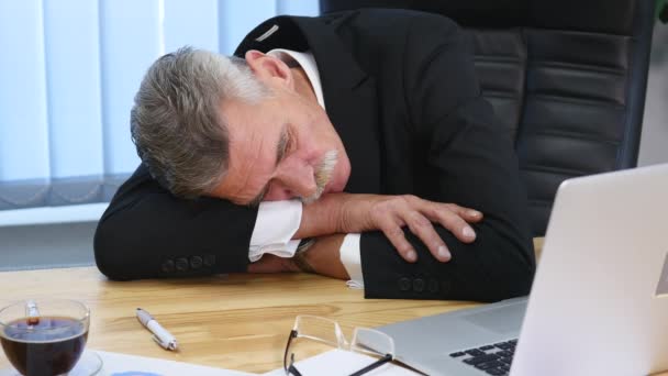 Hombre de negocios cansado con portátil que se queda dormido en la oficina — Vídeo de stock