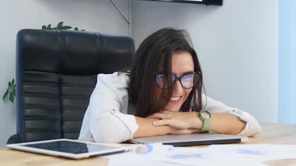 実業家、オフィス内のテーブルに彼女の頭を敷設 — ストック動画