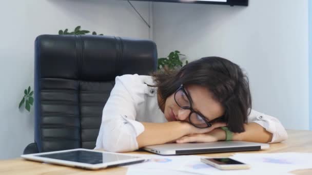 Femme d'affaires fatiguée dormant sur le bureau — Video