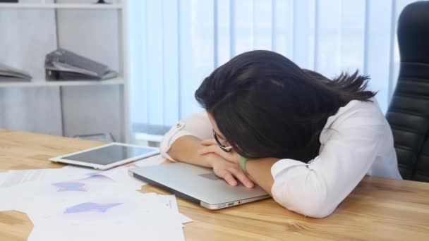 Mujer de negocios cansada durmiendo en el escritorio — Vídeo de stock