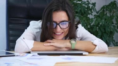 iş kadını onun merkez ofis içindeki tablo döşeme