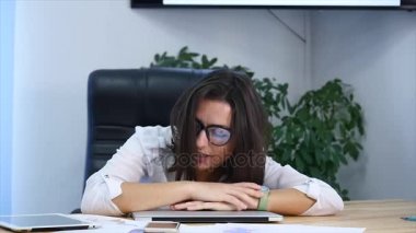 yorgun işkadını masanın üzerinde uyuyor