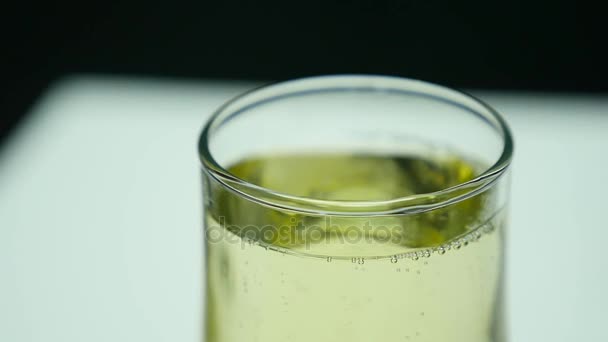 Glaasje champagne met bubbels geïsoleerd op zwarte achtergrond — Stockvideo