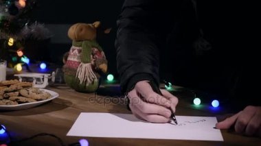 Noel ve yeni yıl arka plan. Ellerini bir adamın notlar