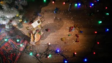 Üstten Görünüm. Ahşap kahverengi masa Noel şeyleri ve çelenk ile dekore edilmiştir. Kırmızı Noel ışıkları. Yakın çekim