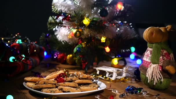 Karácsonyi ünnep háttér, karácsonyi asztali háttér-és díszített karácsonyfa füzér. Üres téli üdülés szoba — Stock videók