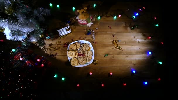 크리스마스 휴일 배경, 장식 된 크리스마스 트리 및 garlands 크리스마스 테이블 배경. 빈 겨울 휴가 방. 상위 뷰 — 비디오