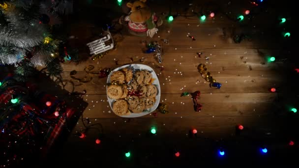 Sfondo di festa di Natale, sfondo tavola di Natale con albero di Natale decorato e ghirlande. Vuoto Inverno Camera per gli ospiti. Vista dall'alto — Video Stock