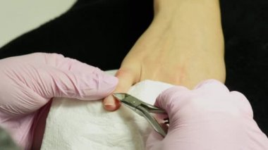 Closeup çekim tarafından bir güzellik tırnak törpüsü ile manikür alma bir tırnak salonu içinde bir kadın. Kadın Başlarken tırnak manikür. Şevval Özçelik Güzellik dosya bir müşteriye çivi