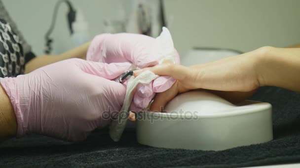 Closeup tiro de uma mulher em um salão de beleza recebendo uma manicure por um esteticista com arquivo de prego. Uma mulher a fazer manicura de unhas. Esteticista unhas de arquivo para um cliente — Vídeo de Stock