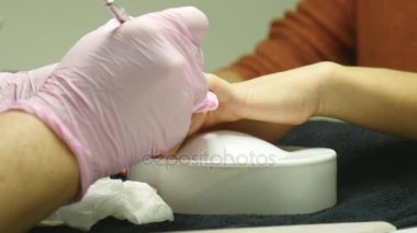 Closeup çekim tarafından bir güzellik tırnak törpüsü ile manikür alma bir tırnak salonu içinde bir kadın. Kadın Başlarken tırnak manikür. Şevval Özçelik Güzellik dosya bir müşteriye çivi