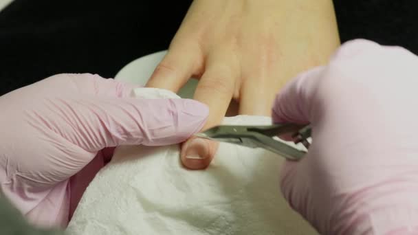 Крупный план женщины в маникюре, получающей маникюр от косметолога с пилкой для ногтей. Женщине делают маникюр. Мбаппе придирается к клиенту — стоковое видео