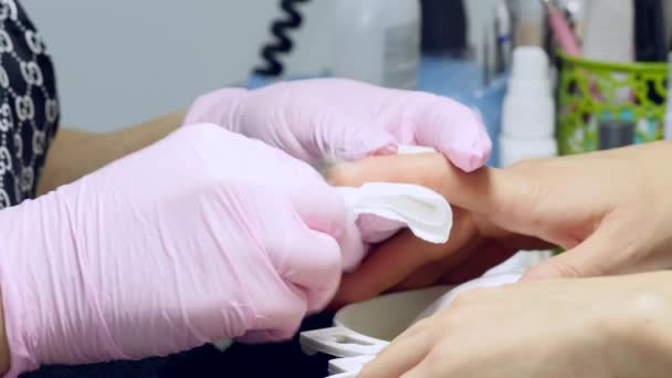 Close-up shot van een vrouw in een nagel salon een manicure door een schoonheidsspecialiste met nagelvijl ontvangen. Vrouw krijgen nagel manicure. Schoonheidsspecialiste bestand nagels aan een klant — Stockvideo