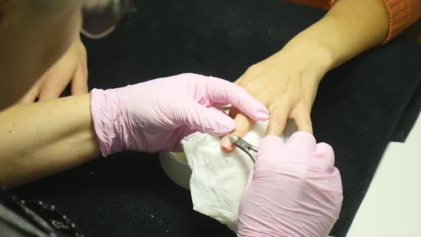 Close-up shot van een vrouw in een nagel salon een manicure door een schoonheidsspecialiste met nagelvijl ontvangen. Vrouw krijgen nagel manicure. Schoonheidsspecialiste bestand nagels aan een klant — Stockvideo