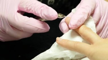 Closeup çekim tarafından bir güzellik tırnak törpüsü ile manikür alma bir tırnak salonu içinde bir kadın. Kadın Başlarken tırnak manikür. Şevval Özçelik Güzellik dosya bir müşteriye çivi