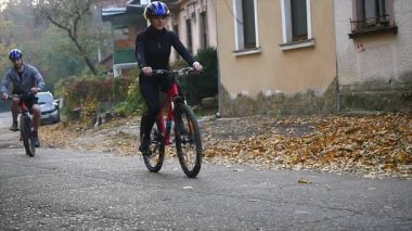 Bir kadın ve bir sonbahar günü Bisiklete binmek bir adam