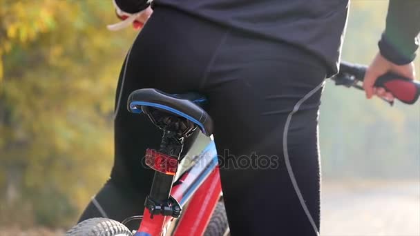 Sexy bunda mulher em uma bicicleta - close-up — Vídeo de Stock