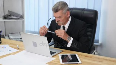 yaşlı işadamı modern ofis içinde bilgisayar ile çalışma