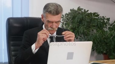 yaşlı işadamı modern ofis içinde bilgisayar ile çalışma