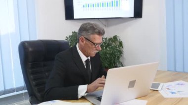 Komuta sizde ofisteki beyaz smartphone ile konuşuyor