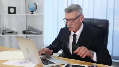 Komuta sizde ofisteki beyaz smartphone ile konuşuyor