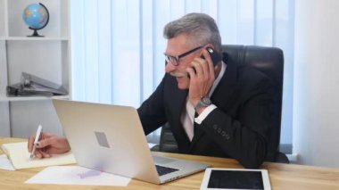 Komuta sizde ofisteki beyaz smartphone ile konuşuyor