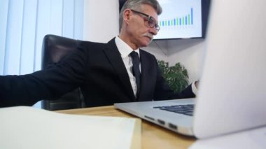 işadamı ahşap masa dizüstü bilgisayarda yazarak eller ve bazı notlar