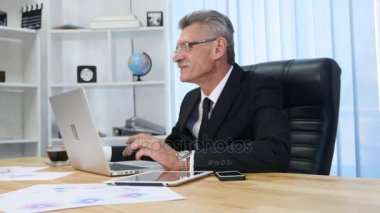 Dizüstü bilgisayar ekranı izlerken işadamı içecekler kahve