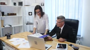 Şef Sekreter getiriyor belgeleri imzalar