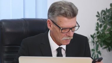 yaşlı işadamı modern ofis içinde bilgisayar ile çalışma