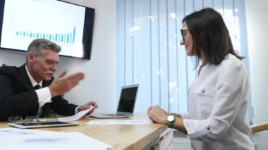 Öfkeli patron ofiste kadın işçiler ile