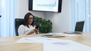 Ofiste çalışan şık esmer