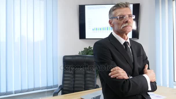 Бизнесмен, работающий в офисе перед рабочим столом — стоковое видео