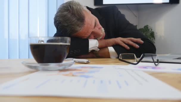 Trött affärsman med laptop somna i office — Stockvideo