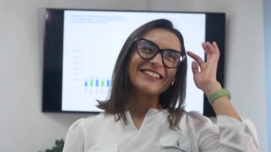 Emin olgun iş kadını ofiste ayakta. Kameraya bakarak ve gülümseyen Office kadın Yöneticisi