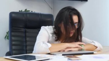 iş kadını onun merkez ofis içindeki tablo döşeme