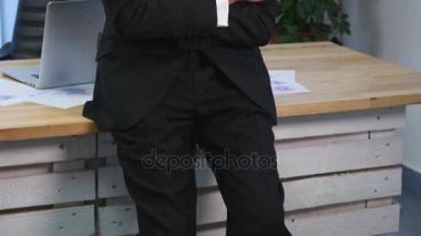 Office masaüstü önünde çalışan iş adamı