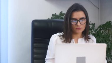 Dizüstü bilgisayarı olan bir iş kadını.