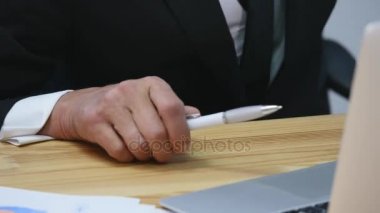 Şef Sekreter getiriyor belgeleri imzalar. yakın çekim