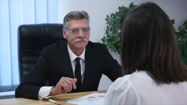 İş görüşmesi - mutlu işveren aday ile el sallayarak