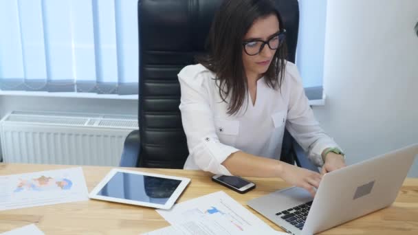 Negocios, exceso de trabajo, plazo, visión y concepto de la gente - mujer de negocios cansado en gafas de trabajo con ordenador portátil en la oficina y frotar los ojos — Vídeos de Stock