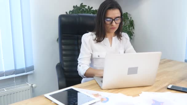 Donna d'affari in ufficio con computer portatile — Video Stock