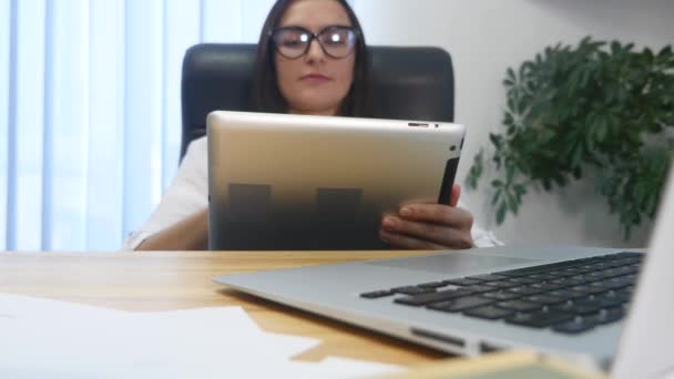 Mujer en la oficina usando tableta de pantalla en blanco — Vídeo de stock