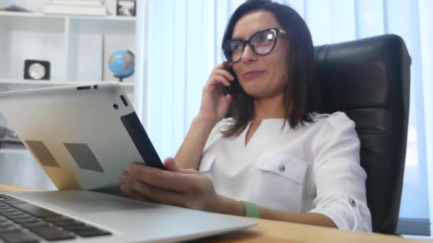 Krásná úspěšná žena mluví telefonu na moderní kancelář — Stock video
