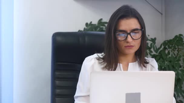 Mujer de negocios en la oficina con ordenador portátil — Vídeos de Stock