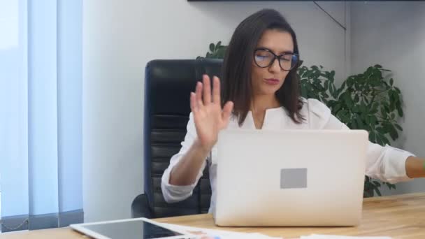Happy podnikatelka tančí po ukončení své práce v kanceláři — Stock video