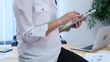 Boş ekran tablet kullanarak office kadında
