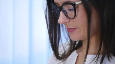 Dizüstü bilgisayar ile ofiste iş kadını. yakın çekim. ağır çekim